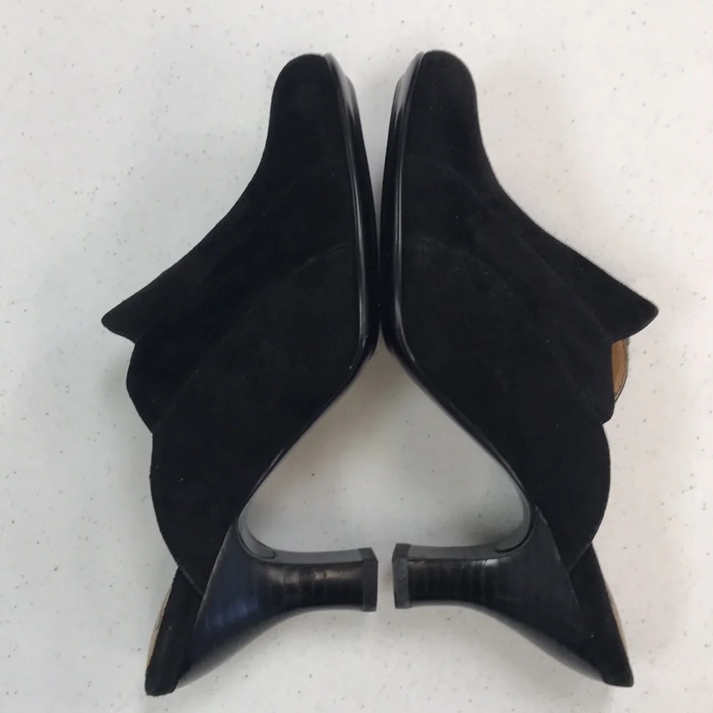 Sofft Suede Scalloped Heels - Picture 12 of 16